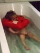 thm_mikah-inBadewanne2.jpg